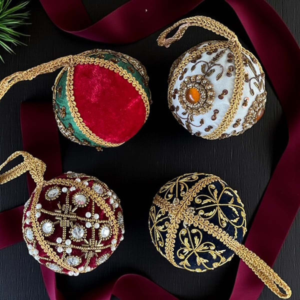 black /gold royal bauble