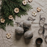 grey lrg frosted bauble