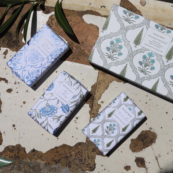SET OF 3 SCENTED SOAPS - TREES (W)