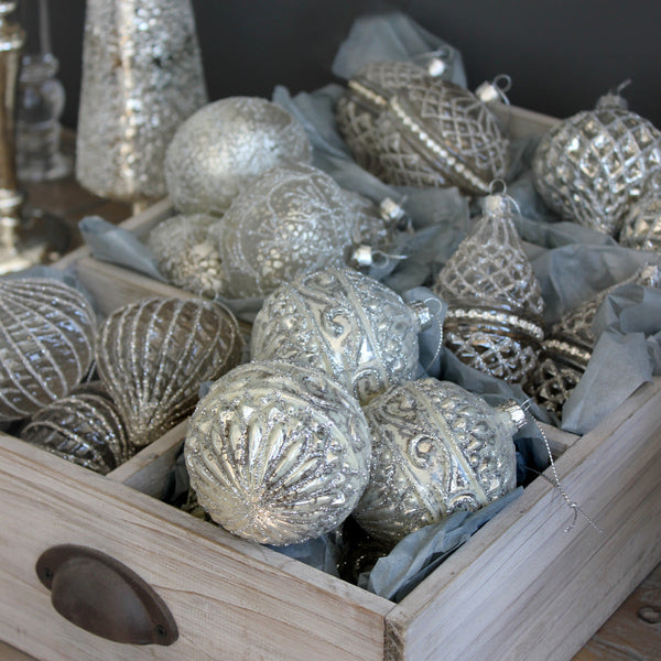 Vintage Embossed Pearl & Glitter Glass Bauble(W)