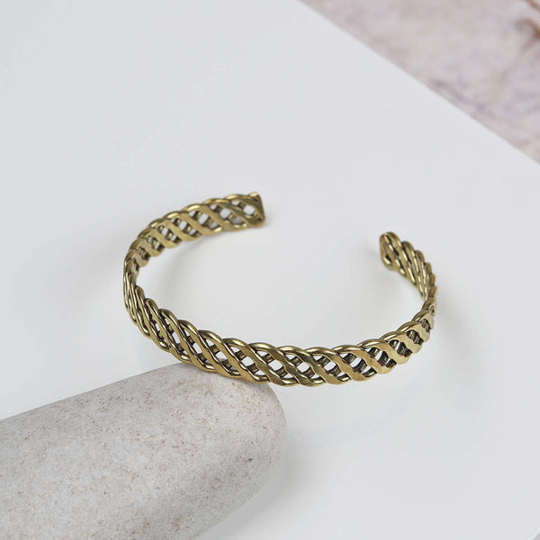 These 100% hand crafted bangles are made by artisans in India. They look great singularly or worn together, mix and match different styles and colours to make a statement.

