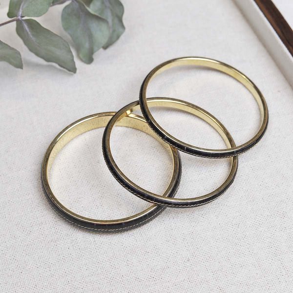 These 100% hand crafted bangles are made by artisans in India. They look great singularly or worn together, mix and match different styles and colours to make a statement.