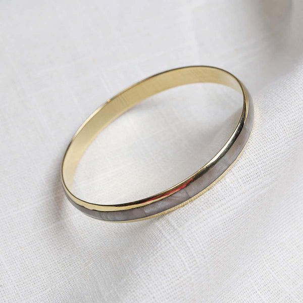 These 100% hand crafted bangles are made by artisans in India. They look great singularly or worn together, mix and match different styles and colours to make a statement.