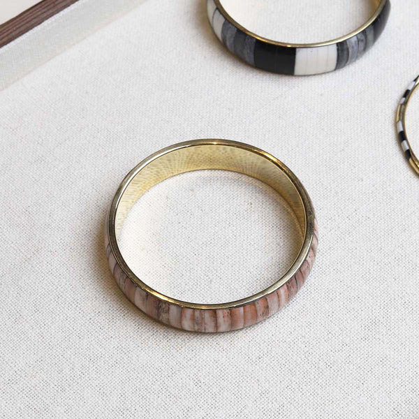 100% hand crafted bangles made by artisans in India. They look great singularly or worn together, mix and match different styles and colours to make a statement.