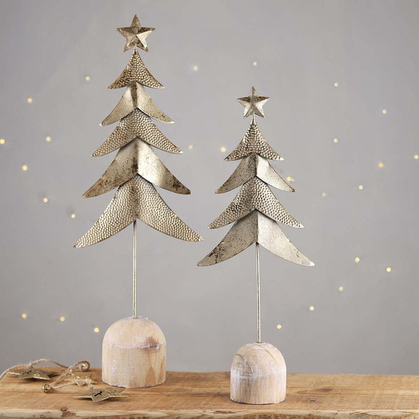 A stunning festive tree, this will be a great decoration either on its own or with a collection of other trees.