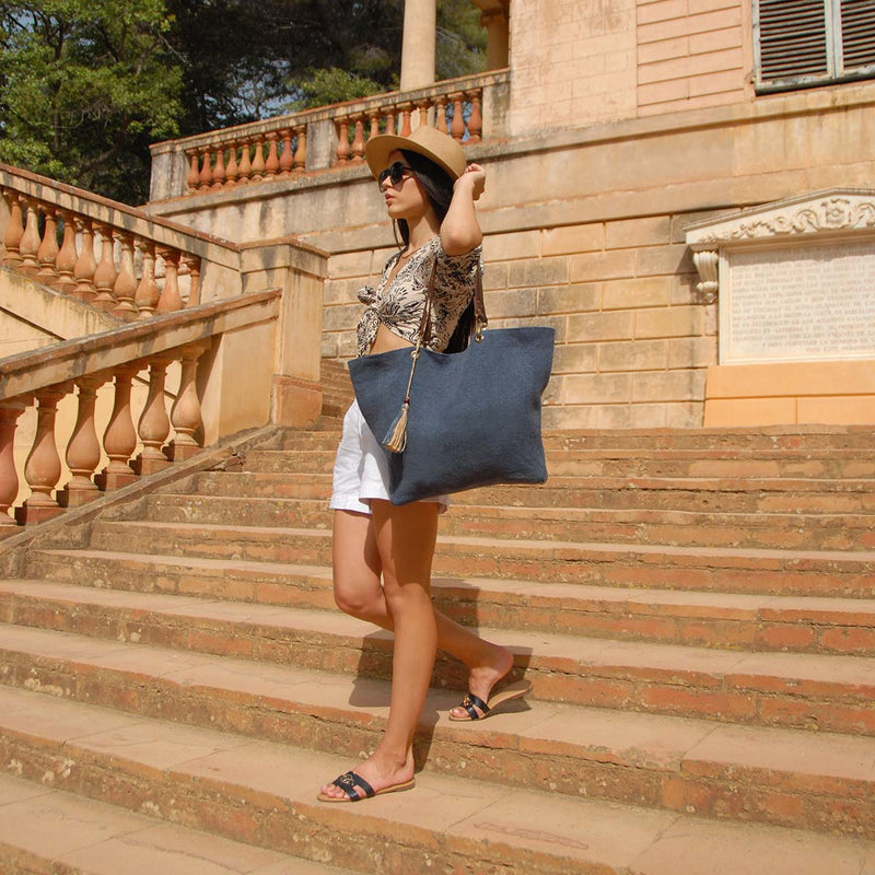Soft Jute Bag  with leather handles & dog hook with tassels. This bag is not only practical and stylish but also versatile. It can be used as a beach bag, a shopping bag, weekend bag or even as a stylish tote for everyday use.	

				

