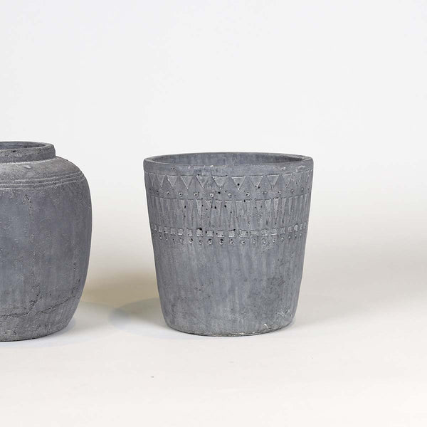 This large stone effect pot will look great in any home or garden, use alone or add to others to make a statement.