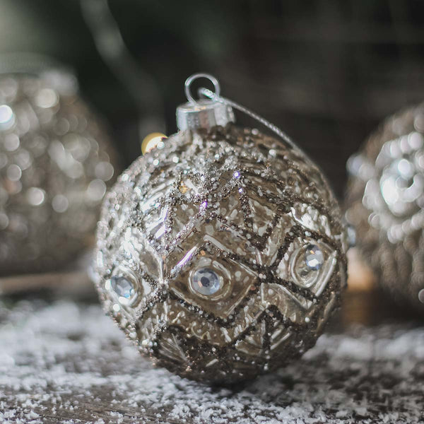 An elegant bauble with sparkle glitter which create the best winter atmosphere. Embellish your Christmas tree with this piece or mix it with other designs from this colour pallet.