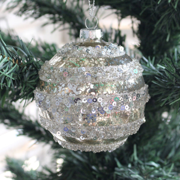 An elegantbauble with silver glitters creates the best winter atmosphere. Sparkle your Christmas tree with this piece or mix it with other designs from this color pallet. 