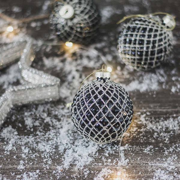 An elegant bauble with sparkle glitter which create the best winter atmosphere. Embellish your Christmas tree with this piece or mix it with other designs from this colour pallet.